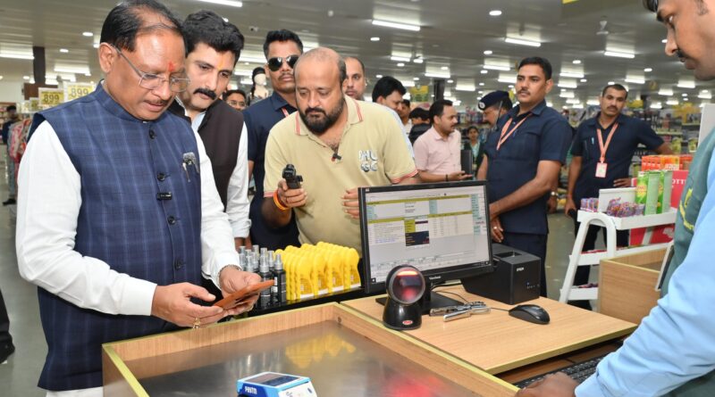 जब मुख्यमंत्री खुद बने ग्राहक : घरेलू सामान की शॉपिंग कर उठाया जीएसटी दरों में कटौती का लाभ