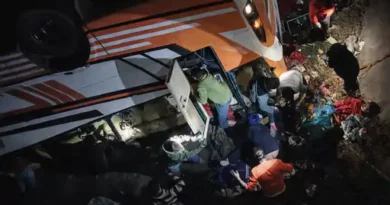 नेपाल के धादिंग जिले में सोमवार देर रात एक बस हाईवे से नदी में गिर गई