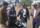 स्कूटर सवार को रोका, नियमों का दिया पाठ — बुजुर्ग महिला का सम्मान