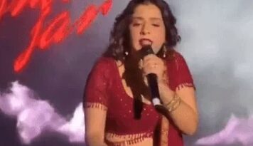 पंजाबी सिंगर जैस्मिन सैंडलस ने दिल्ली में चल रहे लाइव शो में लड़कियों से की गई छेड़छ़ाड़ का मंच से विरोध किया और उन लड़कों को शो से बाहर करवा दिया