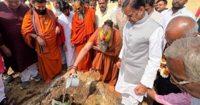 जगदगुरू श्री राजेन्द्रदास एवं उप मुख्यमंत्री श्री शुक्ल ने किया वृक्षारोपण