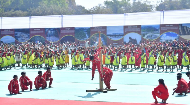 अमित शाह ने देखा बस्तर की जनजातीय विरासत का वैभव, विजेता दलों से मिलकर बढ़ाया उत्साह