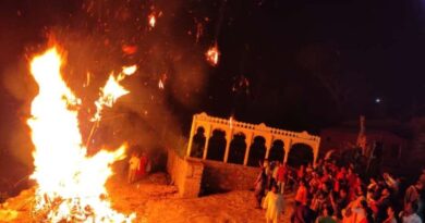 होली के रंग, अलग अंदाज: मुंबई में लव-जिहाद थीम पर होलिका दहन, उज्जैन और भोपाल में भी उल्लास