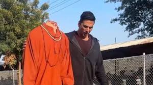 बिना सिर वाले इंसान के साथ चलते दिखे अक्षय कुमार! वीडियो देख यूजर्स हुए हैरान; किए ऐसे कमेंट