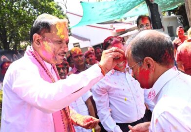 मुख्यमंत्री निवास में होली के रंगों की बौछार: मुख्यमंत्री विष्णु देव साय ने अधिकारियों-कर्मचारियों संग खेली होली