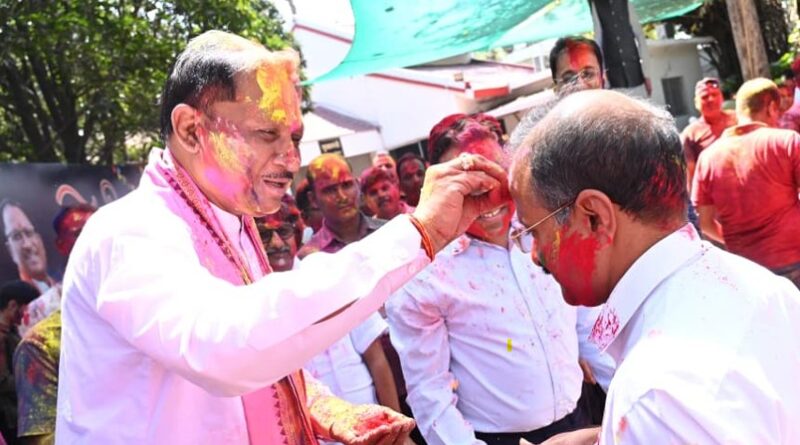 मुख्यमंत्री निवास में होली के रंगों की बौछार: मुख्यमंत्री विष्णु देव साय ने अधिकारियों-कर्मचारियों संग खेली होली