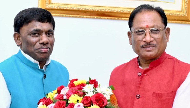 मुख्यमंत्री श्री विष्णु देव साय से गोवा के खेल एवं जनजातीय कल्याण मंत्री श्री रमेश तावड़कर की सौजन्य भेंट: जनजातीय कल्याण और खेल विकास को लेकर हुई सार्थक चर्चा