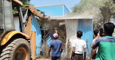 जिला प्रशासन द्वारा अतिक्रमण हटाने की गई कार्रवाई