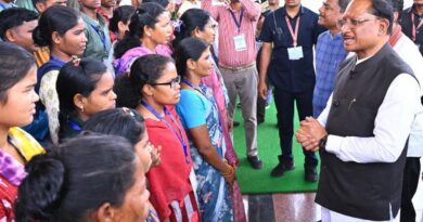 मुख्यधारा की ओर लौटता विश्वास: 140 आत्मसमर्पित नक्सलियों ने मुख्यमंत्री से की मुलाकात