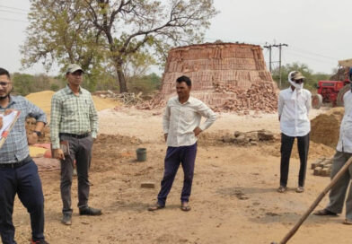 अवैध ईंट भट्ठे पर बड़ी कार्रवाई, लाखों ईंटें और लकड़ी जब्त