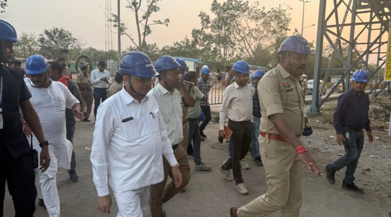 उद्योग एवं सार्वजनिक उपक्रम मंत्री श्री लखनलाल देवांगन ने किया वेदांता पावर प्लांट के घटनास्थल का निरीक्षण