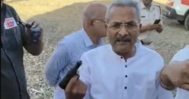 रास्ते के झगड़े ने लिया खतरनाक मोड़, नेता ने निकाली पिस्टल