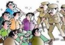 पुलिस की कार्रवाई में पकड़े गए जुआरी, घरों से निकालकर थाना पहुंचाया