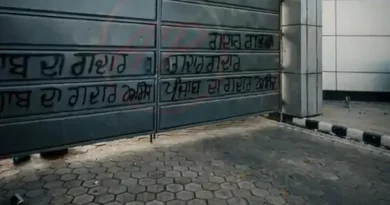 जालंधर में आम आदमी पार्टी (AAP) के यूथ विंग के कार्यकर्ताओं ने शनिवार दोपहर पार्टी छोड़कर भाजपा में शामिल हुए 7 राज्यसभा सांसदों के खिलाफ प्रदर्शन किया