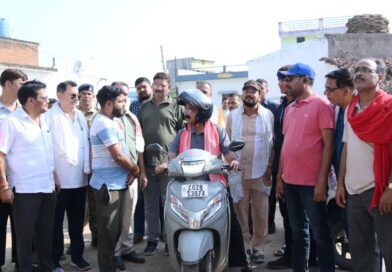 स्कूटी पर निकले उप मुख्यमंत्री अरुण साव, नगर भ्रमण कर विकास कार्यों का लिया जायजा