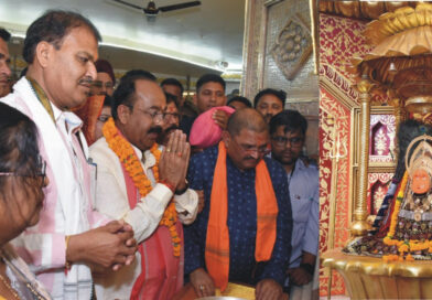 उप मुख्यमंत्री अरुण साव ने माँ बम्लेश्वरी मंदिर पहुंचकर पूजा-अर्चना की