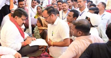जमीन पर बैठकर उप मुख्यमंत्री ने सुनी लोगों की समस्याएं, मौके पर दिए समाधान के निर्देश