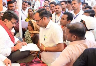 जमीन पर बैठकर उप मुख्यमंत्री ने सुनी लोगों की समस्याएं, मौके पर दिए समाधान के निर्देश