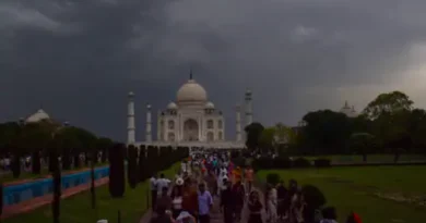 पिछले 15 दिन से भीषण गर्मी झेल चुके देश के बड़े हिस्से में  तेज हवाओं के साथ बारिश से कुछ राहत मिली