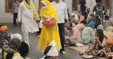 बॉलीवुड एक्ट्रेस प्रीति जिंटा शनिवार रात अमृतसर स्थित गोल्डन टेंपल में माथा टेकने पहुंचीं