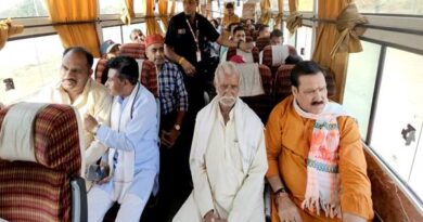मंत्री श्री टेटवाल सार्वजनिक बस से यात्रा कर अपने कार्य क्षेत्र पर पहुँचे