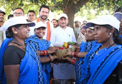 सुशासन तिहार: सरोधी में महिला स्व सहायता समूह ने मुख्यमंत्री को भेंट की स्थानीय उत्पादों की टोकरी