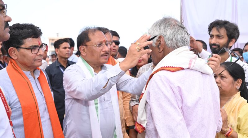 मुख्यमंत्री श्री विष्णु देव साय ने हितग्राहियों को अपने हाथों से पहनाया नजर का चश्मा