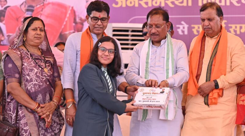 Sushasan Tihar: Chief Minister Shri Vishnu Deo Sai interacts with Mahtari Vandan beneficiaries at Balodabazar Samadhan Shivir