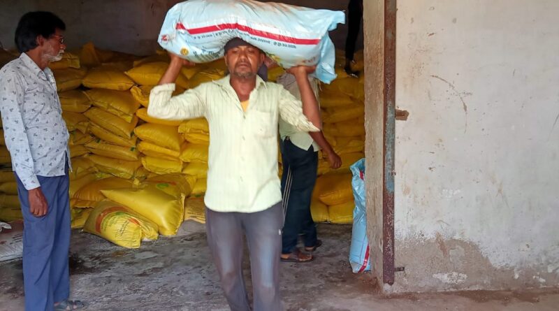 सहकारी समितियों में नियमित रूप से किया जा रहा है खाद, बीज का वितरण 