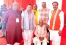 पीएम मोदी ने शनिवार को पश्चिम बंगाल में भाजपा सरकार के शपथ समारोह में 98 साल के कार्यकर्ता माखनलाल सरकार से मुलाकात की। मोदी ने मंच पर पहुंचते ही माखनलाल को गले लगाया