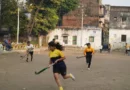 कोलकाता की उमस भरी सुबह, घड़ी में सात बज रहे