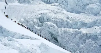 नेपाल के सोलुखुम्बु जिले (एवरेस्ट रीजन) में माउंट एवरेस्ट फतह करने का जुनून इन दिनों चरम पर