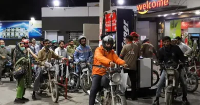पाकिस्तान सरकार ने पेट्रोल की कीमत में 4 रुपया और हाई स्पीड डीजल (HSD) के दाम में 2 रुपया की कटौती की