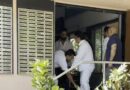 फिल्म प्रोड्यूसर और पूर्व CBFC (सेंट्रल बोर्ड ऑफ फिल्म सर्टिफिकेशन) अध्यक्ष पहलाज निहलानी के अंतिम संस्कार के दौरान वरुण धवन और उनके भाई रोहित धवन ने एक्टर गोविंदा के पैर छूकर आशीर्वाद लिया