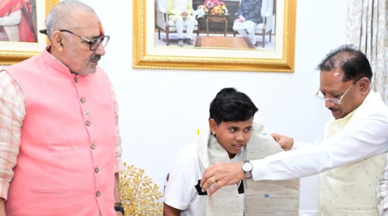 श्रीलंका दौरे के लिए भारतीय अंडर-19 महिला क्रिकेट टीम की उपकप्तान बनीं महक नरवासे : मुख्यमंत्री श्री विष्णु देव साय ने किया सम्मानित