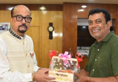 राज्यपाल डेका को जगदलपुर के ट्री मैन ने भेंट की मियाजाकी आम