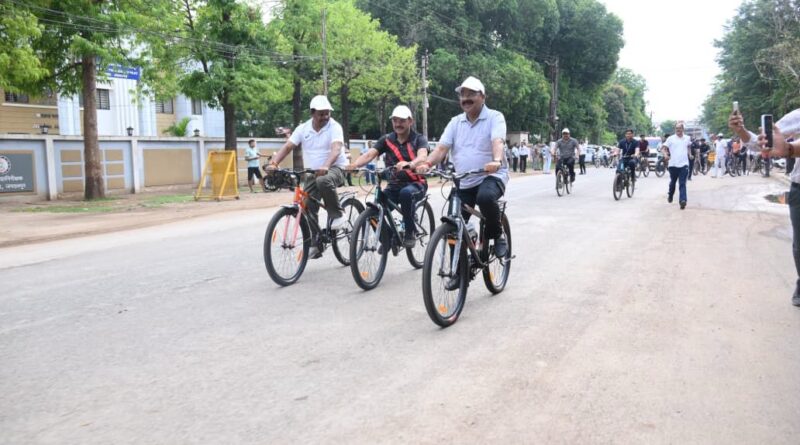 उप मुख्यमंत्री श्री अरुण साव ने सायकल चलाकर फिट रहने और पर्यावरण संरक्षण का दिया संदेश