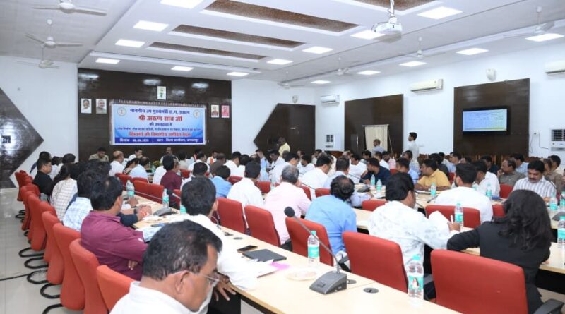 उप मुख्यमंत्री श्री अरुण साव ने स्वच्छता दीदियों के नियमित स्वास्थ्य जांच और सुरक्षा किट प्रदान करने के दिए निर्देश