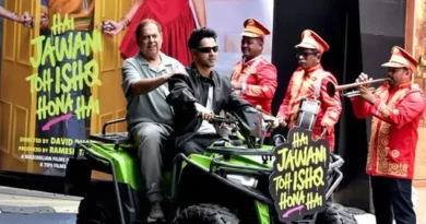 बॉलीवुड एक्टर वरुण धवन मुंबई के एक मंदिर में शॉर्ट्स और सैंडो बनियान पहने नजर आए