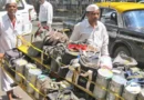 जब मुंबई पूरी तरह जागी भी नहीं होती, सफेद टोपी और कुर्ते में कुछ लोग साइकिलों पर ऊंचे-ऊंचे टिफिन के ढेर लेकर रेलवे स्टेशनों पर पहुंच जाते