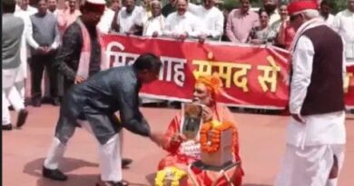 विपक्षी सांसदों ने  संसद परिसर में राम मंदिर चढ़ावा चोरी को लेकर प्रदर्शन किया