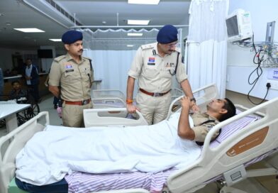 पुलिस कमिश्नर संजीव शुक्ला ने अस्पताल पहुंचकर घायल पुलिस जवानों का जाना हाल