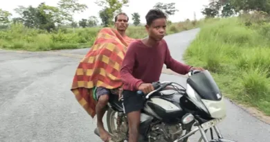 ओडिशा के झारसुगुड़ा में एक व्यक्ति पत्नी के शव को बाइक पर लाने मजबूर हो गया