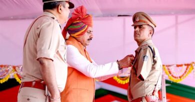मुख्यमंत्री डॉ. यादव ने पुलिस और होमगार्ड के अधिकारियों-कर्मचारियों को राष्ट्रपति द्वारा प्रदत्त पदक किए प्रदान