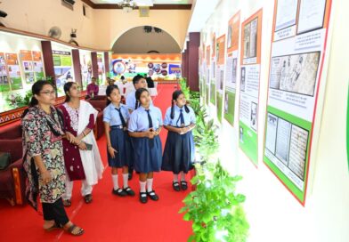विद्यार्थियों ने देखी स्वतंत्रता संग्राम सेनानियों और ‘वंदे मातरम्’ पर आधारित छायाचित्र प्रदर्शनी