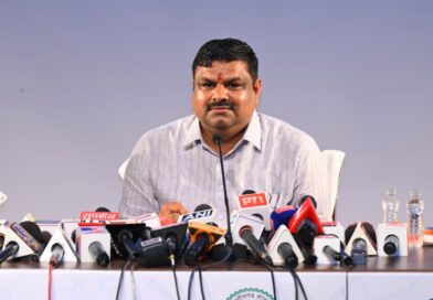 स्कूल शिक्षा विभाग माननीय मंत्री ​श्री गजेंद्र यादव एवं सचिव डॉ. कमलप्रीत सिंह सचिव, छत्तीसगढ़ शासन स्कूल शिक्षा विभाग विभागीय गतिविधियों एवं उपलब्धियों पर आज छत्तीसगढ़ संवाद के ऑडिटोरियम संयुक्त रूप से प्रेस कॉन्फ्रेंस को संबोधित करते हुए