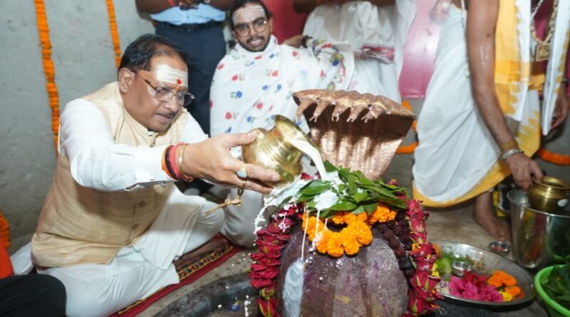 मुख्यमंत्री विष्णुदेव साय ने बाबा कर्मेश्वर का किया रुद्राभिषेक, प्रदेशवासियों की सुख-समृद्धि और खुशहाली की कामना की