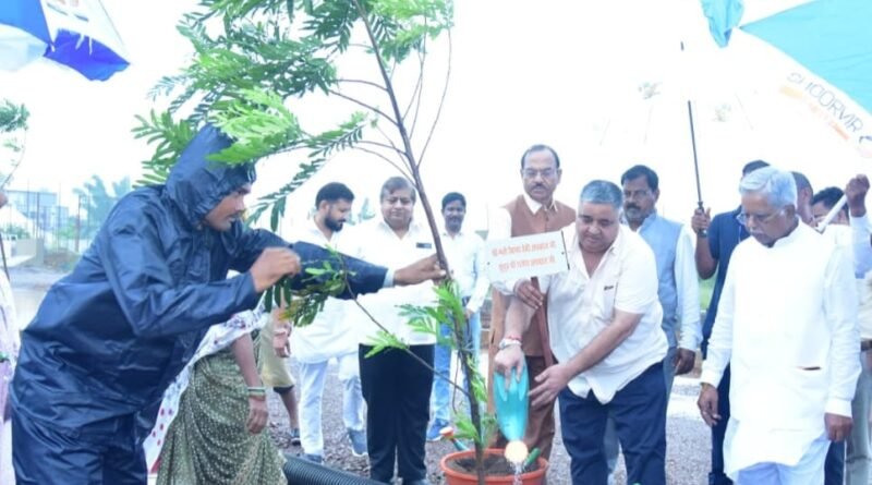 ‘एक पेड़ माँ के नाम’ अभियान से पर्यावरण संरक्षण का संदेश, मंत्री राजेश अग्रवाल ने किया वृक्षारोपण