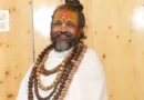 अयोध्या में कारसेवकपुरम के पास मंगलवार को ओम आश्रम में राम मंदिर चढ़ावा चोरी और चंपत राय के खिलाफ चल रही संतों की बैठक को पुलिस ने रोक दिया