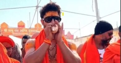 बॉलीवुड एक्टर विद्युत जामवाल गणेशोत्सव के मौके पर मुंबई के प्रसिद्ध लालबागचा राजा के दरबार में बप्पा के दर्शन करने पहुंचे